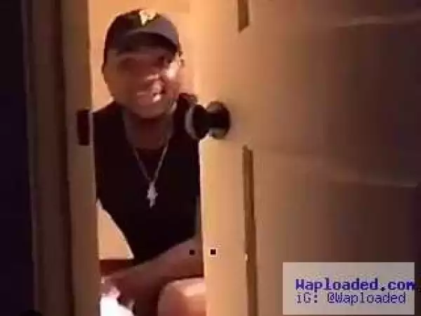 After Fighting With His Babymama..Davido Is Videoed Spending Time In The Loo